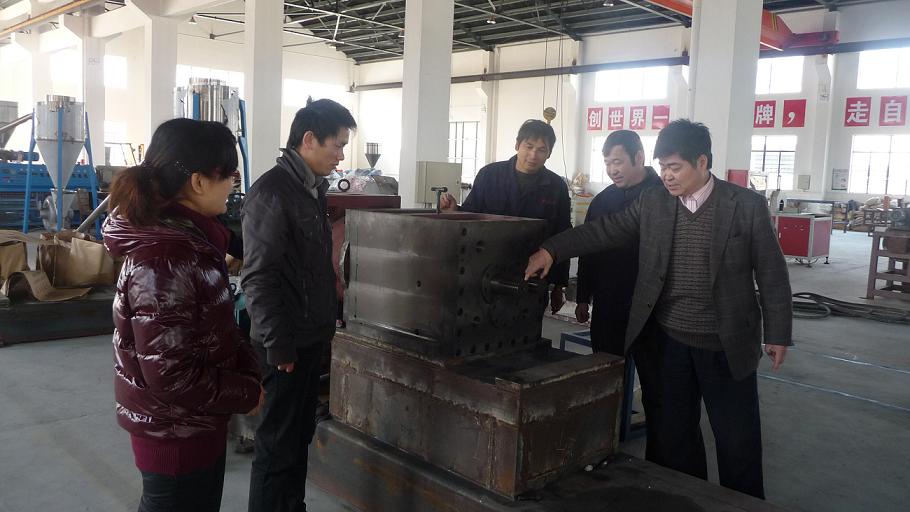 华体会（中国）公司以“创建学习型党组织”为抓手，推动“企业科技创新”.jpg